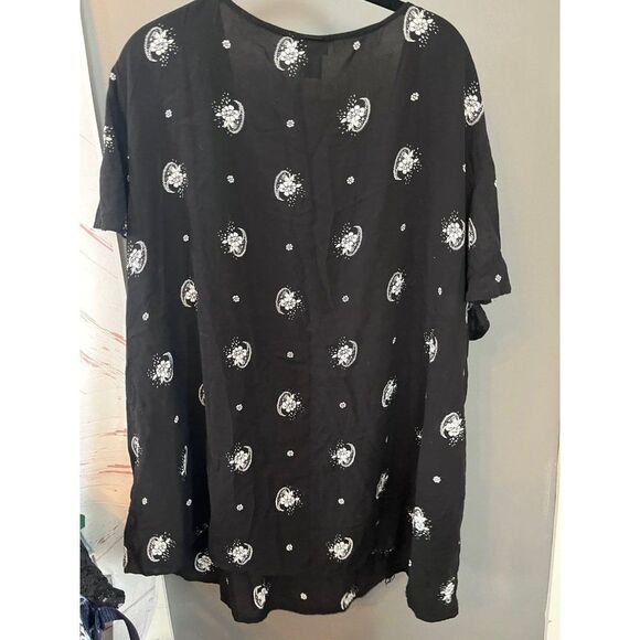 Torrid size 4 black and white floral blouse shirt v neck - Picture 4 of 4